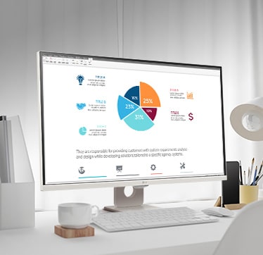 על השולחן יש מסך חכם, המציג מסמך משרד ביתי שעליו עובדים. משמאל למסך, יש ספל עם ידית, ומימין למסך, יש טלפון נייד, מחזיק עיפרון, ומעמד.	