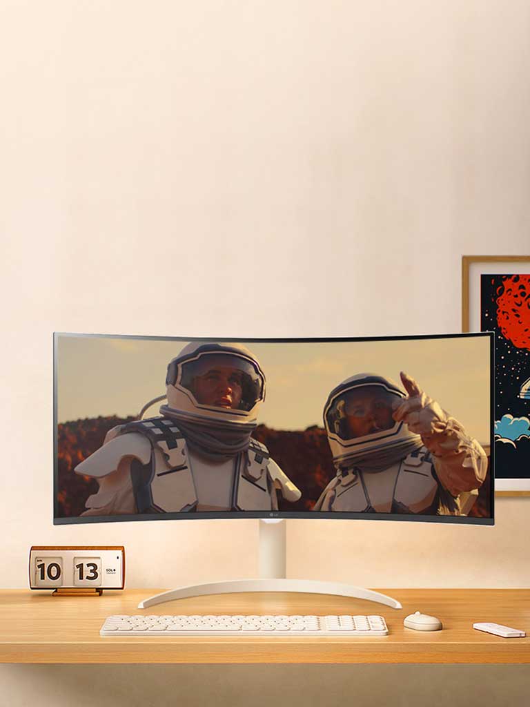 יש מסך על שולחן העבודה, וסרט מתנגן על המסך.