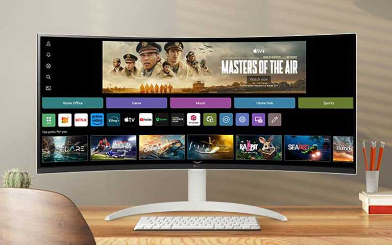 יש מסך על שולחן העבודה, ומסך  עובר לסירוגין בין הצגת מסך לוח הבית של webOS לבין תצוגת מסך מפוצל של משרד ביתי.