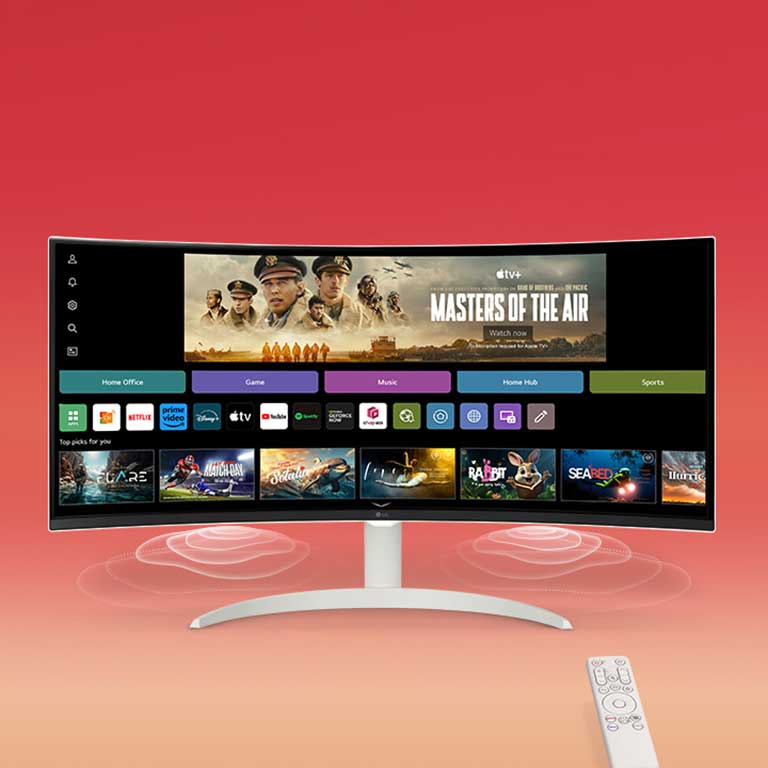 במסך החכם, מוצג ממשק webOS. צלילי הרמקול בוקעים מהפינות התחתונות של המסך, ובצד ימין של המסך יש שלט רחוק.