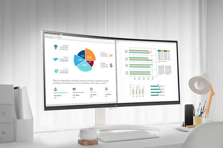 על שולחן העבודה יש מסך חכם, המציג מסמך במשרד ביתי שעליו עובדים. משמאל למסך, יש ספל עם ידית, ומימין למסך, יש טלפון נייד, מחזיק עיפרון, ומעמד.