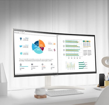 על שולחן העבודה יש מסך חכם, המציג מסמך במשרד ביתי שעליו עובדים. משמאל למסך, יש ספל עם ידית, ומימין למסך, יש טלפון נייד, מחזיק עיפרון, ומעמד.