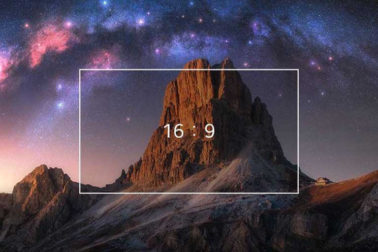 וידאו מופעל על המסך, ומשנה את יחס הרוחב-גובה מ-16:9 ל-21:9.