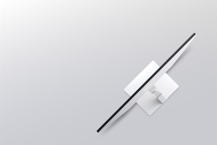 מבט צד של צג לבן המדגים התאמות ארגונומיות, כולל אפשרויות הטיה, כיוון גובה וסיבוב.