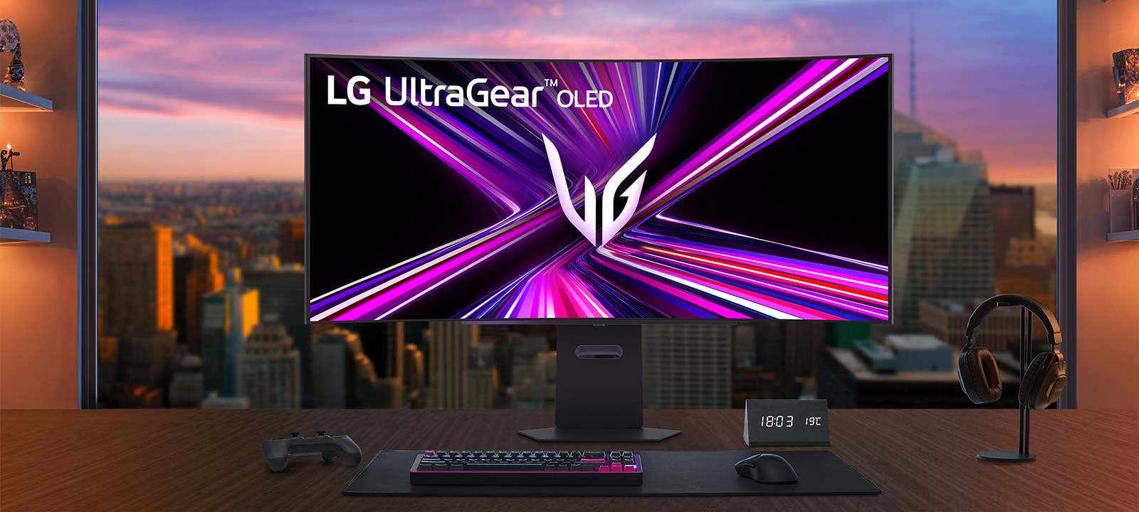 צג LG UltraGear OLED מותקן על שולחן גיימינג בחדר מודרני.