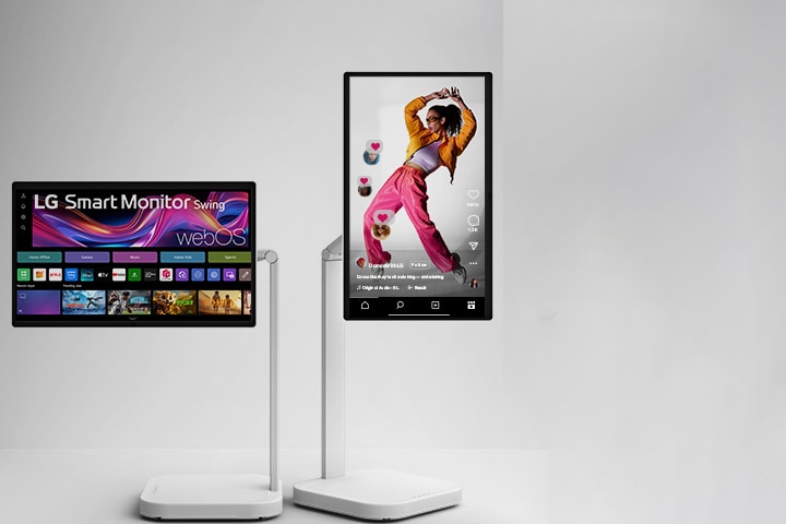 תצוגה קדמית של שני מסכי LG Smart Monitor Swing עם webOS, אחד במצב רוחב המציג את מסך הבית, והשני במצב אורך המציג סרטון אנכי עם ממשק מדיה חברתית.