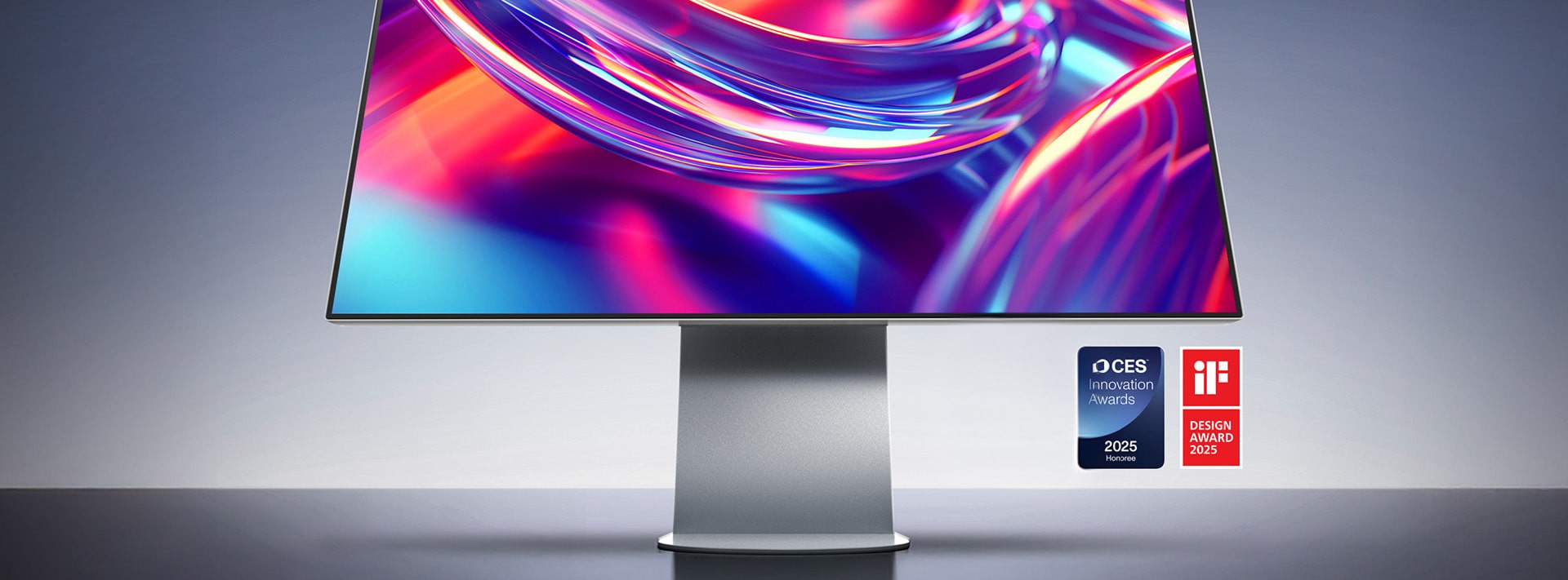 תמונת מוצר של LG UltraFine™ evo 32U990A עם הלוגו שלה ולוגואי הפרסים מתחת