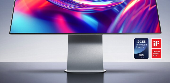 תמונת מוצר של LG UltraFine™ evo 32U990A עם הלוגו שלה ולוגואי הפרסים מתחת
