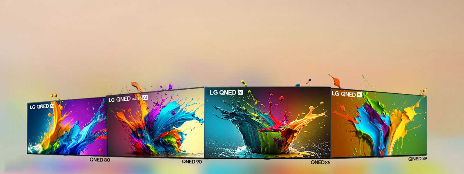 טלוויזיות QNED 80‏, QNED 90‏, QNED 99‏, QNED 89‏, ו-QNED 85 של LG עומדות זו לצד זו בזווית, טלוויזיית QNED 99 פונה קדימה וכל השאר בזווית של 45 מעלות. טיפות צבעוניות וגלים של צבע מתפוצצים מכל מסך, ואור מקרין ומטיל צללים צבעוניים מתחת.