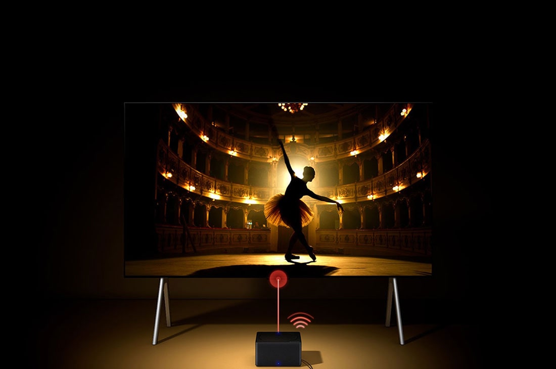 LG טלוויזיית True Wireless הראשונה מסוגה בעולם מדגם LG OLED evo AI M4 בגודל 65 אינץ' עם העברת וידאו ושמע ברזולוציה 4K‏ וקצב רענון של 144Hz, טלוויזיית LG SIGNATURE OLED M4 על מעמד, בסלון מואר ומודרני. תיבת קישוריות אלחוטית ניצבת על שולחן ליד ספה, ואות Wi-Fi וקרן אור בצבע אדום יוצאים לכיוון הטלוויזיה. הכיתוב "אפשר להציב בכל מקום" מוצג בפינה, OLED65M46LA, thumbnail 15