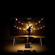 LG טלוויזיית True Wireless הראשונה מסוגה בעולם מדגם LG OLED evo AI M4 בגודל 65 אינץ' עם העברת וידאו ושמע ברזולוציה 4K‏ וקצב רענון של 144Hz, טלוויזיית LG SIGNATURE OLED M4 על מעמד, בסלון מואר ומודרני. תיבת קישוריות אלחוטית ניצבת על שולחן ליד ספה, ואות Wi-Fi וקרן אור בצבע אדום יוצאים לכיוון הטלוויזיה. הכיתוב "אפשר להציב בכל מקום" מוצג בפינה, OLED65M46LA, thumbnail 15