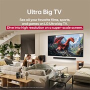 LG טלוויזיה חכמה LG QNED evo AI QNED9M 4K 120Hz ‏‏בגודל 86 אינץ', עם AI Magic remote ו-webOS25 ‏2025 , משפחה יושבת על ספה מול LG QNED TV המותקנת על קיר מעל LG Soundbar עם ילדה קטנה מצביעה על מסך המציג שני דולפינים. הכותרת מדברת על כך שכל פעולה מרגשת יותר על מסך ענק., 86QNED9MA6A, thumbnail 10