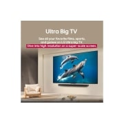 LG טלוויזיה חכמה LG QNED AI QNED82 4K ‏‏בגודל 86 אינץ', עם AI Magic remote‏, HDR10 ו-webOS25 ‏2025 , משפחה יושבת על ספה מול LG QNED TV המותקנת על קיר מעל LG Soundbar עם ילדה קטנה מצביעה על מסך המציג שני דולפינים. הכותרת מדברת על כך שכל פעולה מרגשת יותר על מסך ענק., 86QNED82A6A, thumbnail 9