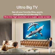 LG טלוויזיה חכמה 85 אינץ' LG QNED evo AI QNED93 ‏MiniLED 4K, תדר רענון 120Hz, שלט Magic AI, מערכת הפעלה webOS 25 ‏(דגם 2025), משפחה יושבת על ספה מול מסך LG QNED TV הממוקם מעל מעמד טלוויזיה עם ילדה קטנה שמצביעה על מסך המציג שני דולפינים. הכותרת מדברת על איך ביכולתכם ליהנות מרזולוציה גבוהה על מסך גדול במיוחד., 85QNED93A6A, thumbnail 9