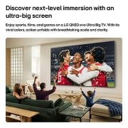 LG טלוויזיה חכמה LG QNED evo AI Mini LED QNED90 4K 2026 85 אינץ', טלוויזיית LG QNED evo AI Mini LED QNED90 Ultra Big TV מותקנת על הקיר בסלון מואר, ומציגה חגיגת ניצחון ספורטיבי גדולה עם צבעים חיים ואיכות תמונה מעודנת על מסך רחב, כאשר משפחה שיושבת על הספות מעודדת יחד., 85QNED93B6A, thumbnail 3