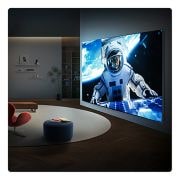 LG טלוויזיה חכמה LG QNED evo AI Mini LED QNED90 4K 2026 85 אינץ', טלוויזיית LG QNED evo AI Mini LED QNED90 Ultra Big TV מותקנת על הקיר בחלל מגורים מודרני, ומציגה סצנת אסטרונאוט בקנה מידה גדול על מסך רחב שממלא את החדר באופן חזותי ויוצר נוכחות קולנועית חזקה., 85QNED93B6A, thumbnail 15