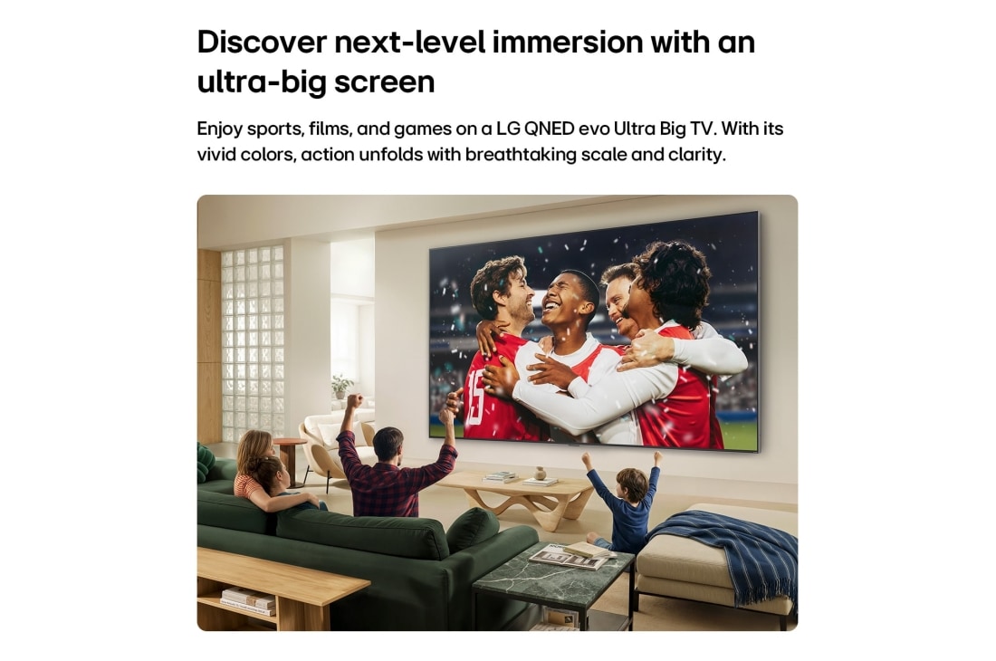 LG טלוויזיה חכמה LG QNED evo AI Mini LED QNED90 4K 2026 85 אינץ', טלוויזיית LG QNED evo AI Mini LED QNED90 Ultra Big TV מותקנת על הקיר בסלון מואר, ומציגה חגיגת ניצחון ספורטיבי גדולה עם צבעים חיים ואיכות תמונה מעודנת על מסך רחב, כאשר משפחה שיושבת על הספות מעודדת יחד., 85QNED93B6A, thumbnail 3