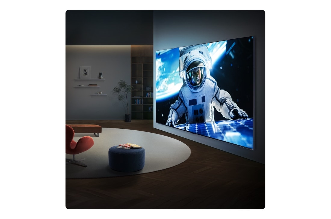 LG טלוויזיה חכמה LG QNED evo AI Mini LED QNED90 4K 2026 85 אינץ', טלוויזיית LG QNED evo AI Mini LED QNED90 Ultra Big TV מותקנת על הקיר בחלל מגורים מודרני, ומציגה סצנת אסטרונאוט בקנה מידה גדול על מסך רחב שממלא את החדר באופן חזותי ויוצר נוכחות קולנועית חזקה., 85QNED93B6A, thumbnail 15