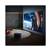 LG טלוויזיה חכמה LG QNED evo AI Mini LED QNED85 4K 2026 86 אינץ, טלוויזיית LG QNED evo AI QNED85 Mini LED Ultra Big TV מותקנת על הקיר בחלל מגורים מודרני, ומציגה סצנת אסטרונאוט בקנה מידה גדול על מסך רחב שממלא את החדר באופן חזותי ויוצר נוכחות קולנועית חזקה., 86QNED85B6T, thumbnail 15
