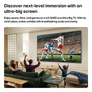 LG טלוויזיה חכמה LG QNED evo AI Mini LED QNED84 4K 2026 85&nbsp;אינץ', טלוויזיית LG QNED evo AI QNED84 Mini LED Ultra Big TV מציגה משחק כדורגל אינטנסיבי בקנה מידה גדול עם איכות תמונה מעודנת וצבעים מלאי חיים כשמשפחה מעודדת יחד מספות בסלון., 85QNED84B6T, thumbnail 3