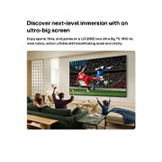 LG טלוויזיה חכמה LG QNED AI Mini LED QNED70 4K 2026 85&nbsp;אינץ', טלוויזיית LG QNED AI QNED70 Mini LED Ultra Big מותקנת על הקיר בסלון מואר, ומציגה רגע כדורגל אינטנסיבי עם צבעים מלאי חיים ואיכות תמונה מעודנת על פני מסך רחב, כשמשפחה יושבת על ספות ומריעה יחד., 85QNED70B6T, thumbnail 3