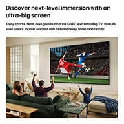 LG טלוויזיה חכמה LG QNED AI Mini LED QNED70 4K 2026 75 אינץ', טלוויזיית LG QNED AI QNED70 Mini LED Ultra Big מותקנת על הקיר בסלון מואר, ומציגה רגע כדורגל אינטנסיבי עם צבעים מלאי חיים ואיכות תמונה מעודנת על פני מסך רחב, כשמשפחה יושבת על ספות ומריעה יחד., 75QNED70B6T, thumbnail 3