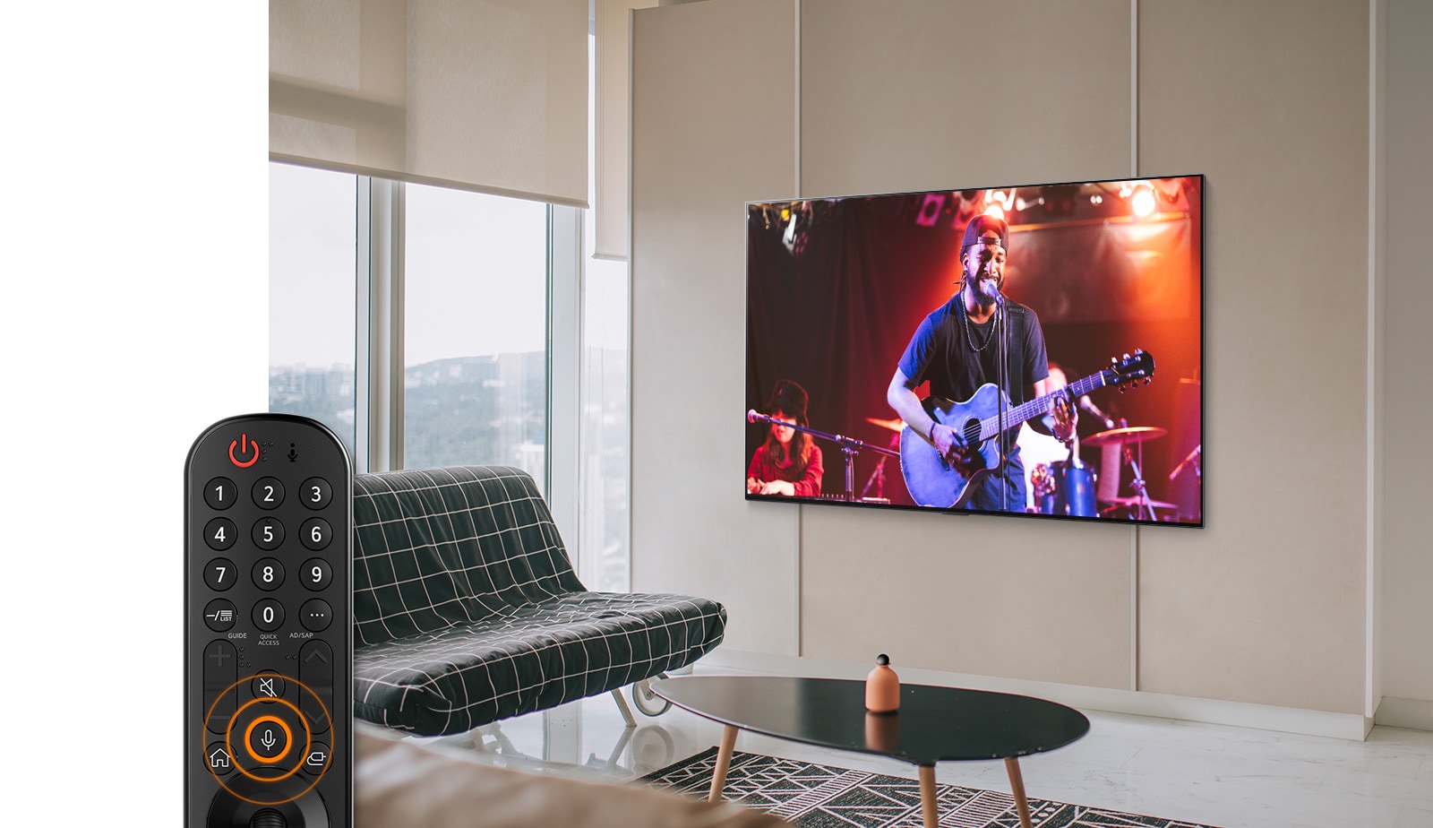 לחצן הפקודה הקולית מופעל ונאמרת פקודה להגביר את עוצמת הקול בזמן שאיש שר, עוצמת הקול של הטלוויזיה עולה. (הפעילו את הסרטון)