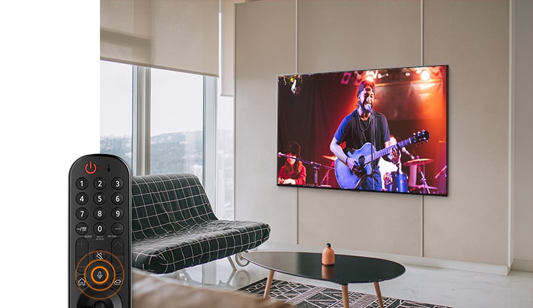 לחצן הפקודה הקולית מופעל ונאמרת פקודה להגביר את עוצמת הקול בזמן שאיש שר, עוצמת הקול של הטלוויזיה עולה. (הפעילו את הסרטון)