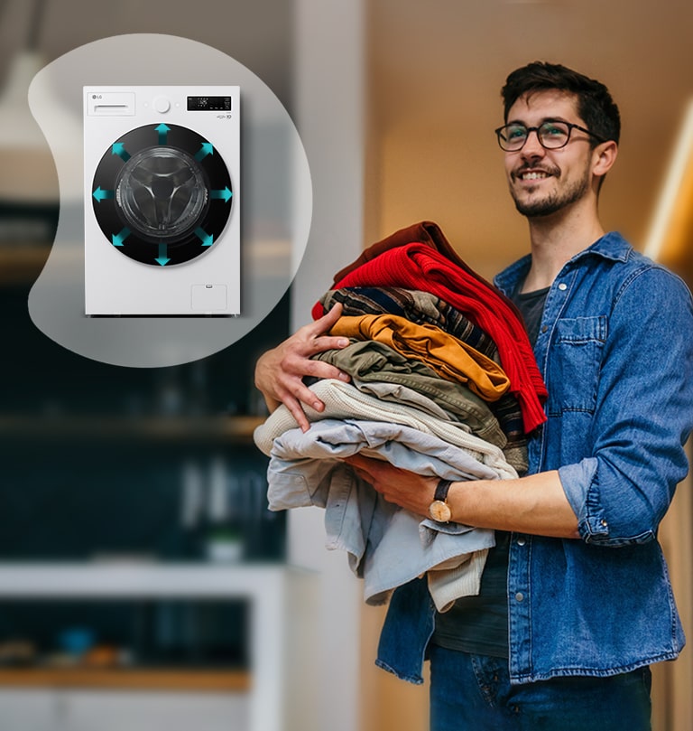 בחור צעיר אוחז את הכביסה המוכנה בידיו, ולצדו מופיעה תמונה מוגדלת של תא הכביסה הפנימי במכונה