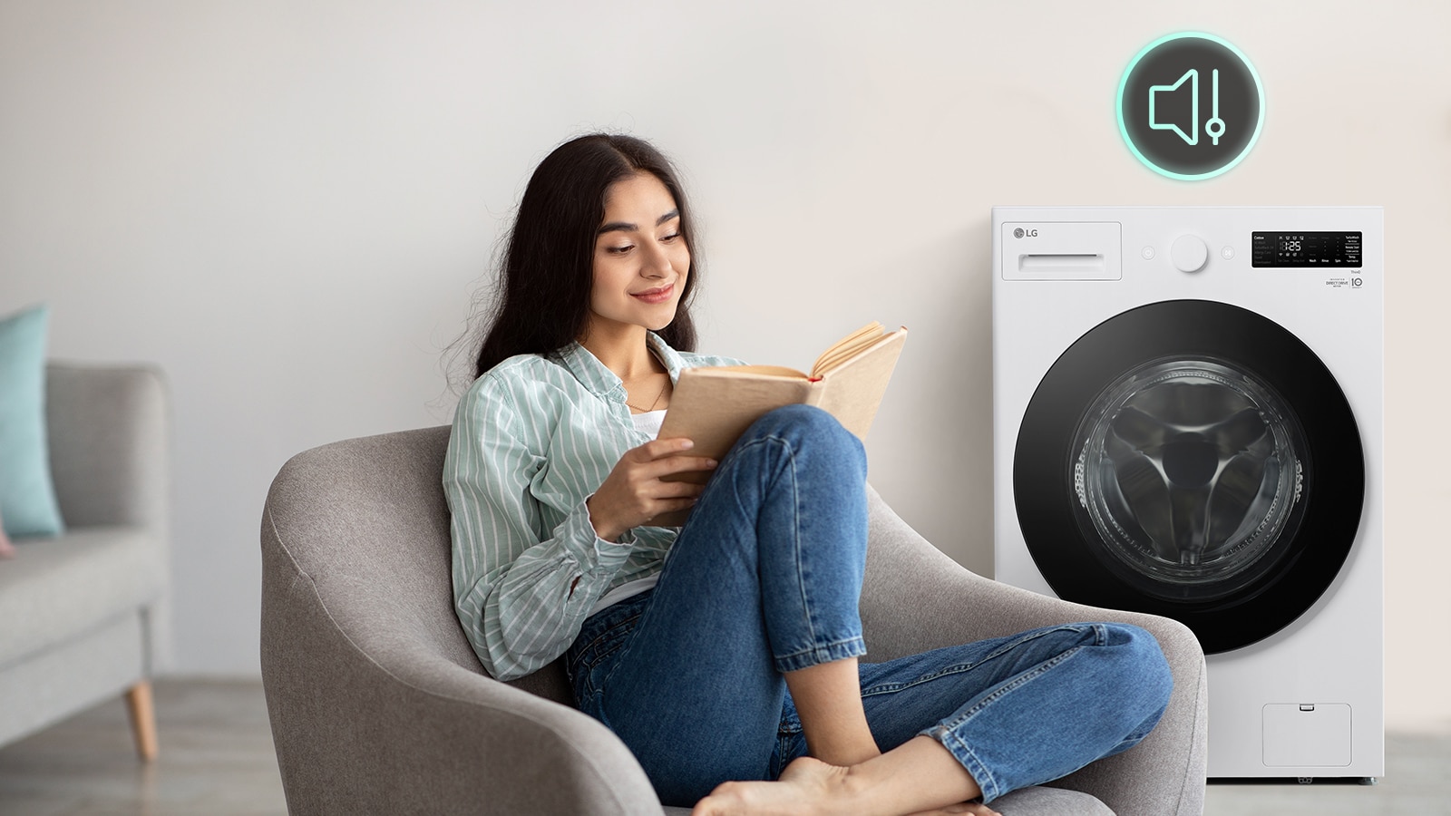 האישה יושבת על הספה וקוראת ספר, וברקע מאחוריה מוצגים מכונת הכביסה וסמל השקט (אייקון רמקול עם קו)