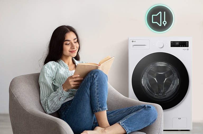 האישה יושבת על הספה וקוראת ספר, וברקע מאחוריה מוצגים מכונת הכביסה וסמל השקט (אייקון רמקול עם קו)