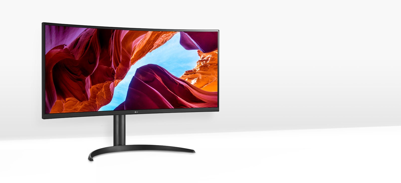 LG IPS display supports a wide color spectrum, 99% of sRGB color gamut, and offers outstanding color and brightness with the support of HDR10.