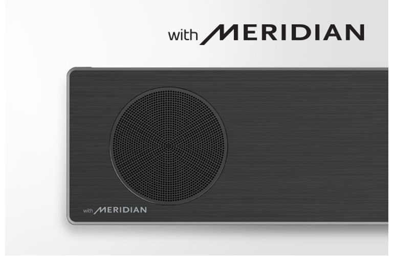 نمای نزدیک از سمت چپ ساندبار ال جی با لوگوی Meridian در گوشه پایین و سمت چپ. لوگوی بزرگتر Meridian در بالای محصول نشان داده شده است.