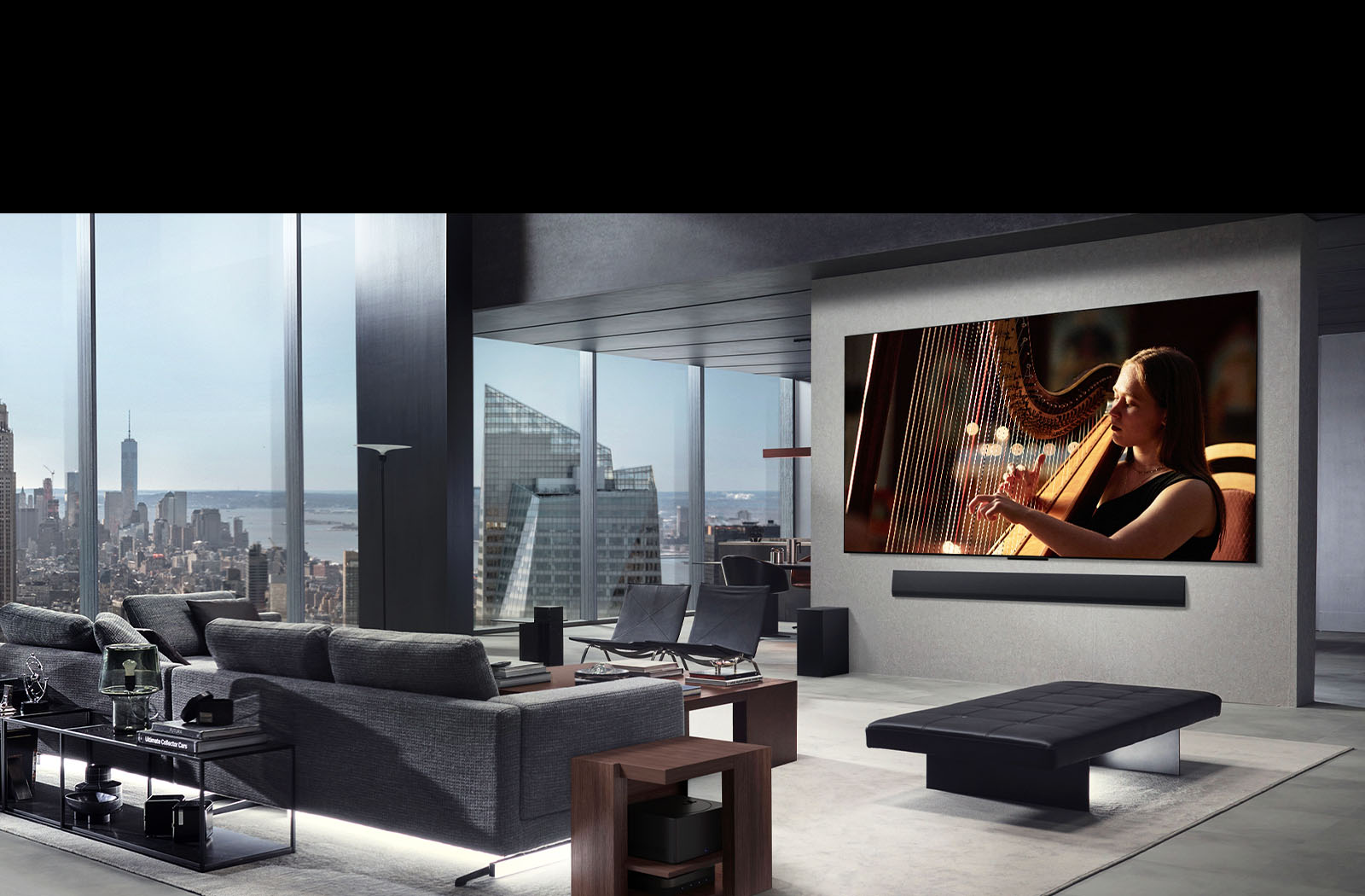 اتاق نشیمنی یک تلویزیون کاملاً بی‌سیم ال‌جی و یک LG Soundbar دارد که Wall Mounted هستند. جعبه Zero Connect به‌سختی در زیر یک میز کناری نزدیک مبل دیده می‌شود، که نشان می‌دهد چقدر راحت می‌توان آن را در هر جایی قرار داد. چیدمان کلی اتاق نشیمن به‌صورت بصری تمیز و مرتب است.