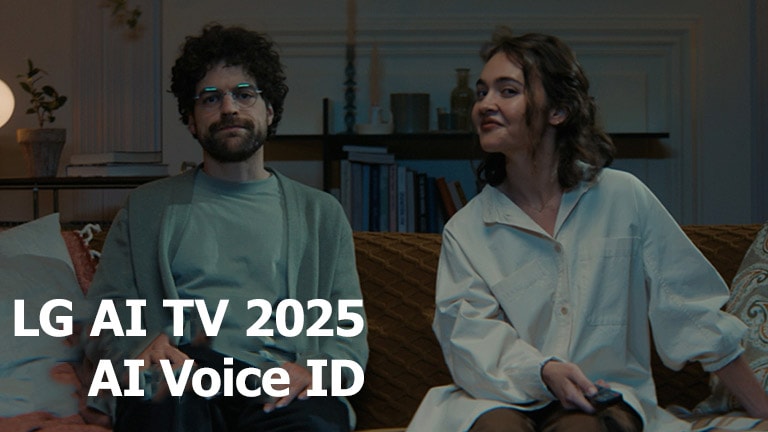 عنوان دیده می‌شود، LG AI TV 2025، AI Voice ID. مرد و زن، که کنترل تلویزیون را در دست دارند، روی مبل نشسته‌اند.