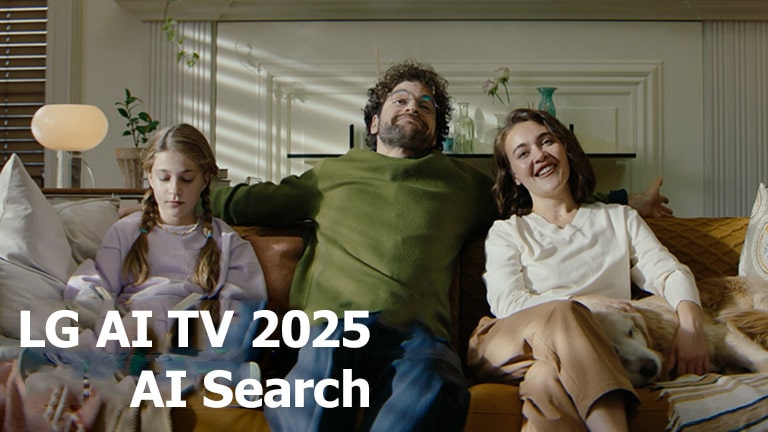 عنوان دیده می‌شود، LG AI TV 2025، جستجوی AI. یک خانواده سه نفره روی مبل اتاق نشیمن خود نشسته‌اند.