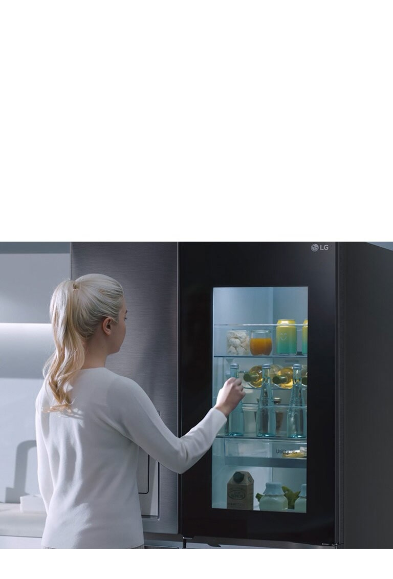 ویدیویی نشان می دهد که زنی به یخچال InstaView خود نزدیک می شود و به درب آن دو بار ضربه می زند. فضای داخلی روشن می شود و او می تواند محتویات یخچال خود را بدون باز کردن درب آن ببیند. بزرگ نمایی تصویر افزایش می یابد تا روی نوشیدنی های داخل درب تمرکز کند و سپس بزرگ نمایی کم می شود تا زن را از پشت نشان دهد که درب را باز می کند تا نوشیدنی را بردارد.