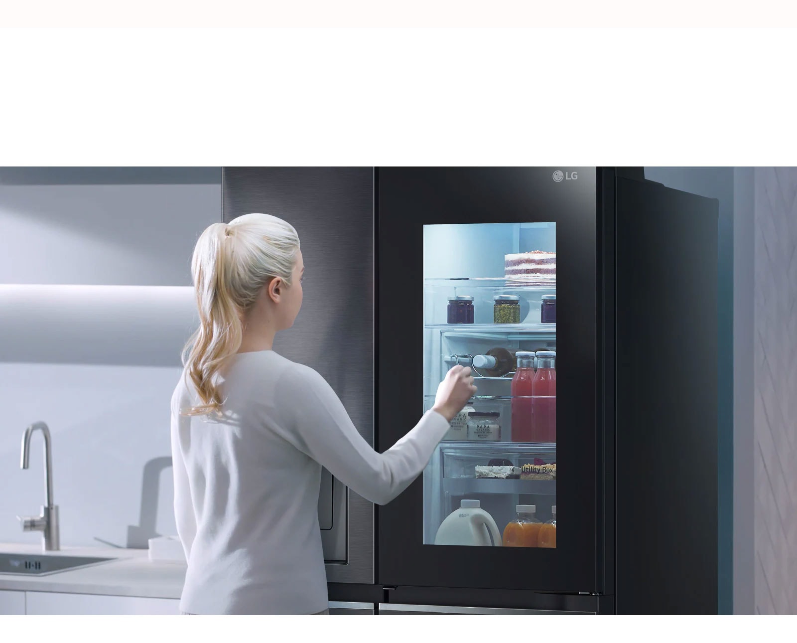 ویدیویی نشان می دهد که زنی به یخچال InstaView خود نزدیک می شود و به درب آن دو بار ضربه می زند. فضای داخلی روشن می شود و او می تواند محتویات یخچال خود را بدون باز کردن درب آن ببیند. بزرگ نمایی تصویر افزایش می یابد تا روی نوشیدنی های داخل درب تمرکز کند و سپس بزرگ نمایی کم می شود تا زن را از پشت نشان دهد که درب را باز می کند تا نوشیدنی را بردارد.