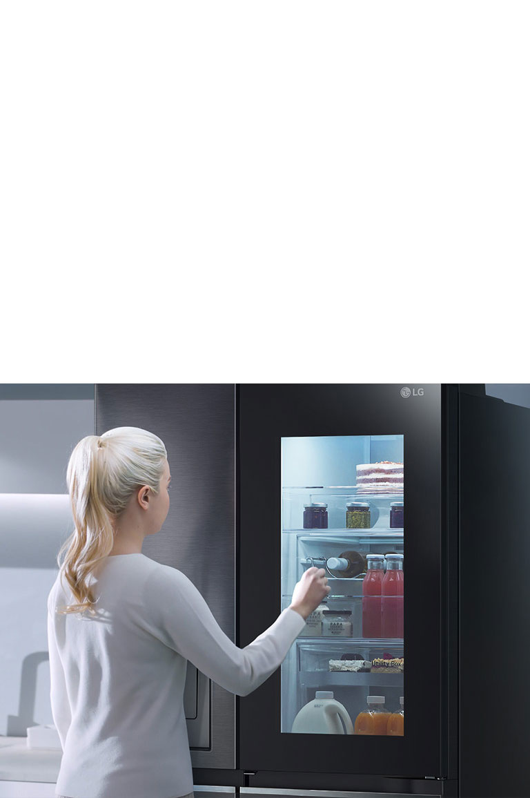 ویدیویی نشان می دهد که زنی به یخچال InstaView خود نزدیک می شود و به درب آن دو بار ضربه می زند. فضای داخلی روشن می شود و او می تواند محتویات یخچال خود را بدون باز کردن درب آن ببیند. بزرگ نمایی تصویر افزایش می یابد تا روی نوشیدنی های داخل درب تمرکز کند و سپس بزرگ نمایی کم می شود تا زن را از پشت نشان دهد که درب را باز می کند تا نوشیدنی را بردارد.