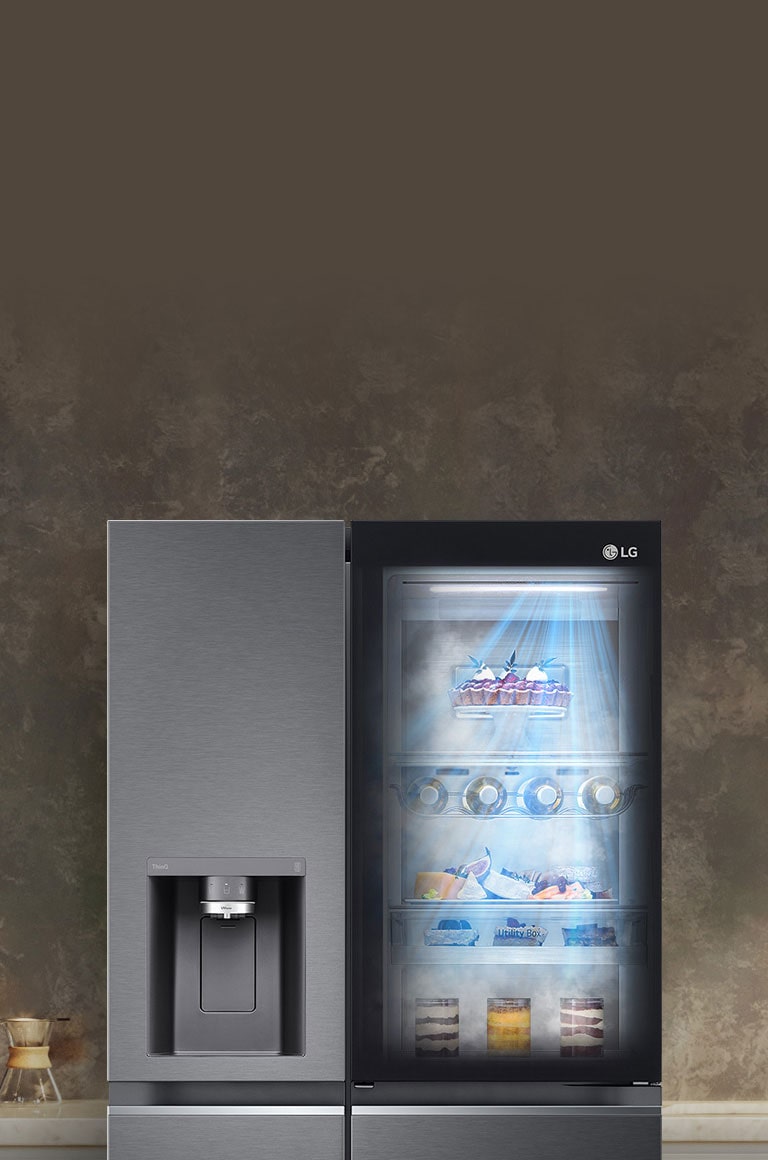 نمای جلو از یخچال فریزر مشکی InstaView با روشنایی داخلی. محتویات یخچال فریزر از درب InstaView قابل مشاهده است. پرتوهای نور آبی تابیده شده روی محتویات یخچال عملکرد DoorCooling را نشان می دهند. 