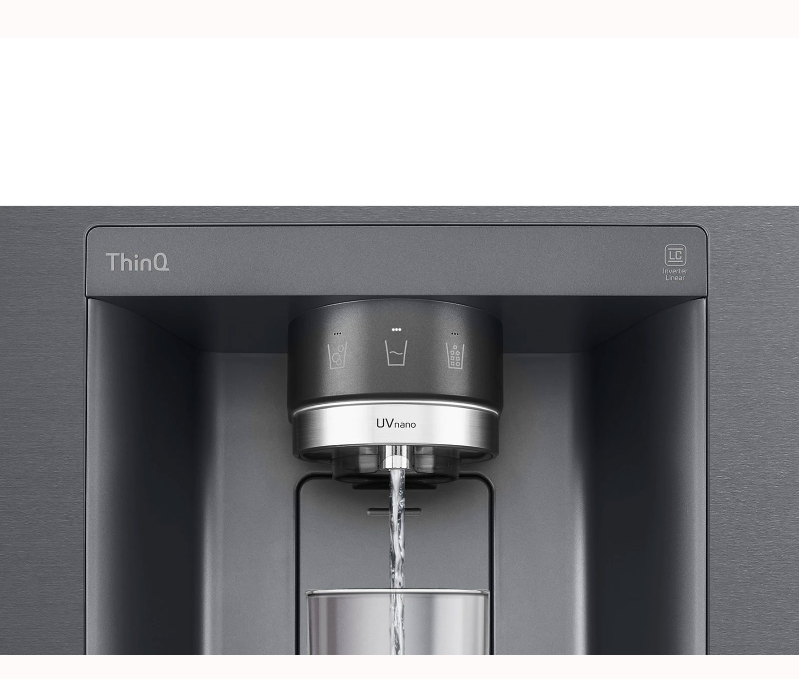 ویدیویی شروع به بزرگ نمایی روی دستگاه آبسردکن می کند. نمای بیرونی یخچال به طور واضح نشان داده می شود و اکنون فضای داخلی درب و قسمت های مکانیکی نازل آبسردکن مشاهده می شوند. بزرگ نمایی ویدیو بیشتر می شود تا قطرات آب را در حین سقوط از قسمت UVnano نازل نشان دهد که باکتری ها را از بین می برد. وقتی آب درون یک لیوان ریخته می شود، نمای بیرونی یخچال دوباره بزرگ نمایی می شود تا فضای خارجی آن را نشان دهد.