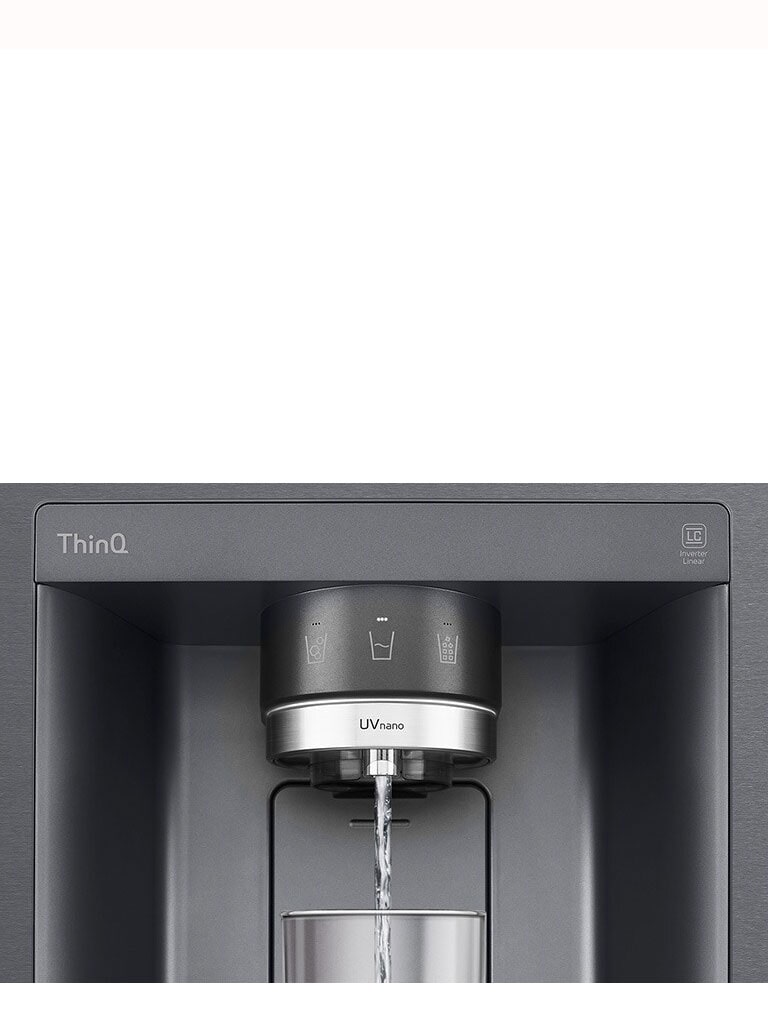 ویدیویی شروع به بزرگ نمایی روی دستگاه آبسردکن می کند. نمای بیرونی یخچال به طور واضح نشان داده می شود و اکنون فضای داخلی درب و قسمت های مکانیکی نازل آبسردکن مشاهده می شوند. بزرگ نمایی ویدیو بیشتر می شود تا قطرات آب را در حین سقوط از قسمت UVnano نازل نشان دهد که باکتری ها را از بین می برد. وقتی آب درون یک لیوان ریخته می شود، نمای بیرونی یخچال دوباره بزرگ نمایی می شود تا فضای خارجی آن را نشان دهد.