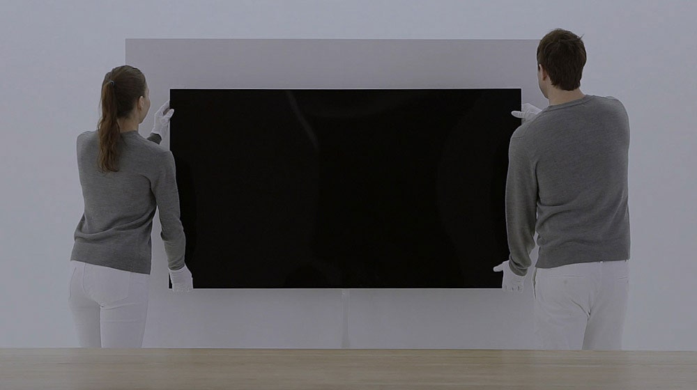 OLED_W7_A_Picture_on_wall-(sub)_65-only-12072017-Desk