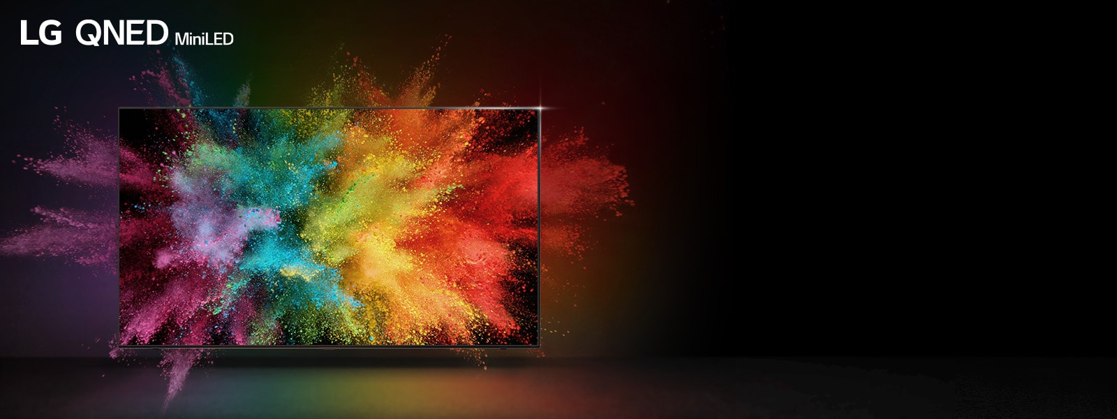 تلویزیون LG QNED در اتاقی تاریک. پودرهای رنگی موجب ایجاد انفجاری از رنگ های رنگین کمانی در تلویزیون شده است.