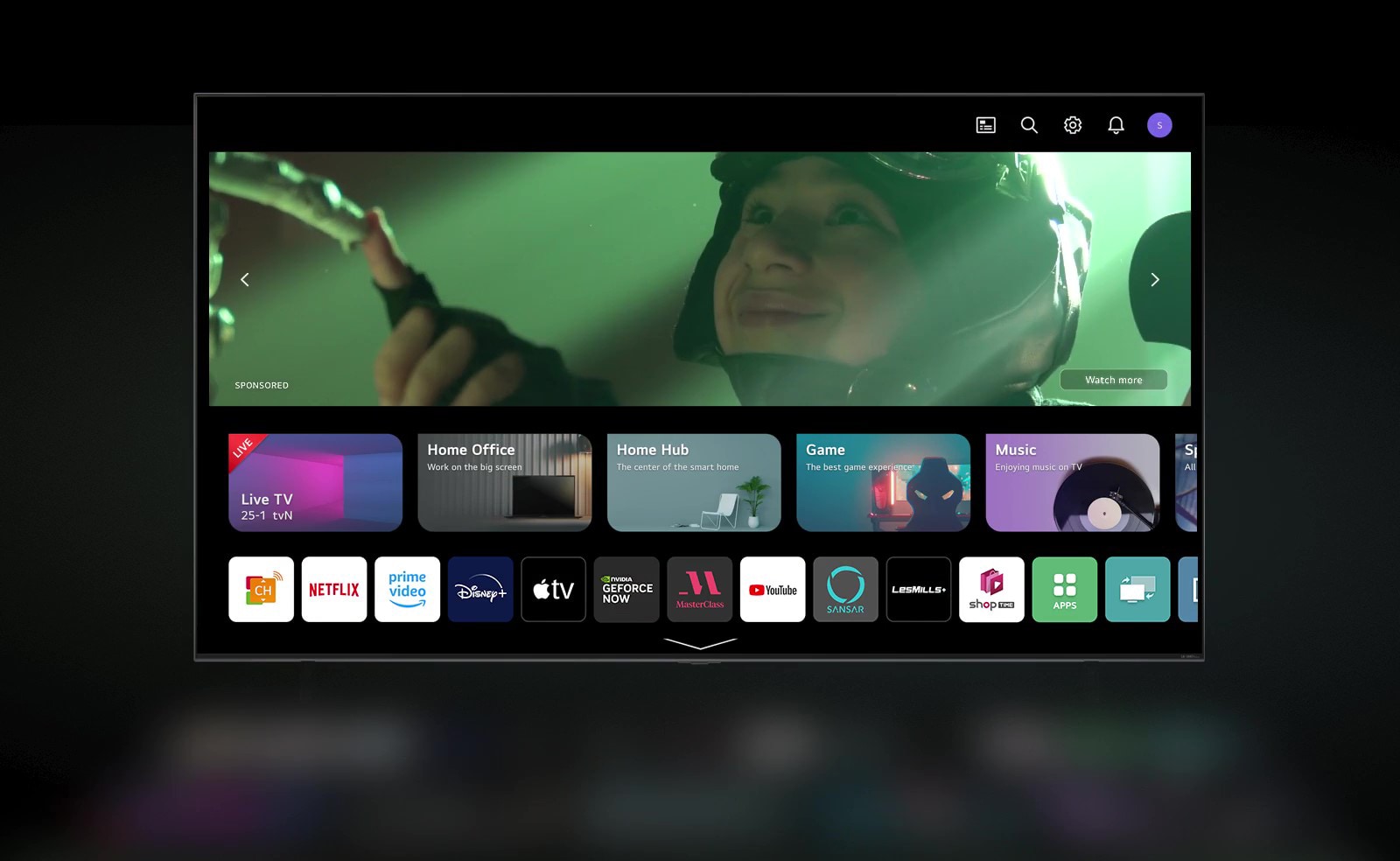 صحنه فعال‌سازی قابلیت «All New Home» در صفحه تلویزیون پخش می‌شود.