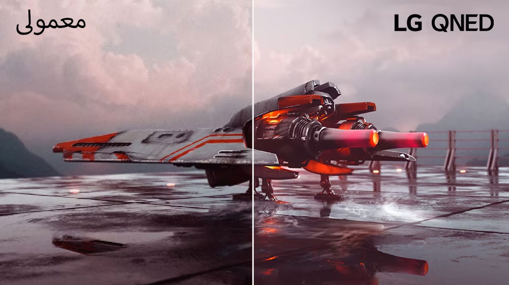 هواپیمای جنگنده‌ای به رنگ قرمز مشاهده می‌شود و تصویر آن به دو بخش تقسیم شده است: نیمه سمت چپ تصویر کم رنگ‌تر و نسبتاً تیره‌تر به نظر می‌رسد در حالی که نیمه سمت راست تصویر روشن‌تر و پررنگ‌تر است. در گوشه فوقانی سمت چپ تصویر عبارت «معمولی» و در گوشه فوقانی سمت راست لوگوی LG QNED آمده است.