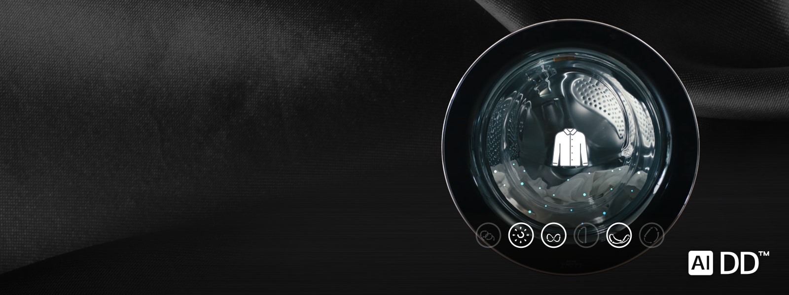 یک درب ماشین لباسشویی دیده می‌شود. لباس‌ها در داخل قرار دارند و نماد پیراهن در بالای آن قرار گرفته است.