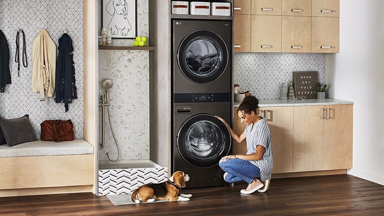 تصویری از زنی نشسته در مقابل محصول