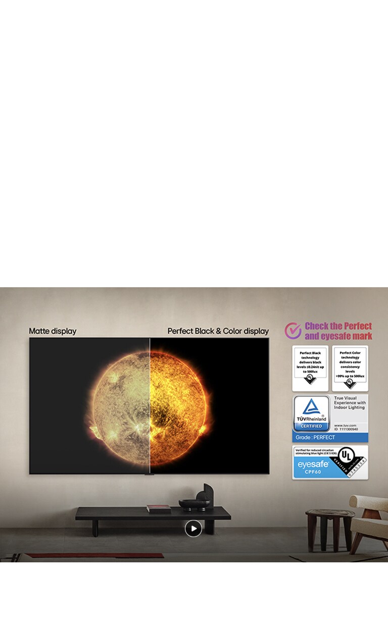 LG OLED TV، مقایسه‌ای بصری را میان صفحه‌ای با رنگ مطلق و مشکی مطلق و صفحه‌ای بدون این ویژگی‌ها نشان می‌دهد. یک طرف با عنوان صفحه نمایش مات و سمت دیگر با عنوان مشکی مطلق و صفحه نمایش رنگ مطلق برچسب‌گذاری شده است. گواهی‌های UL، TÜV و eyesafe همراه با متنی قابل مشاهده هستند که کاربر را به بررسی نشان‌ها دعوت می‌کند.