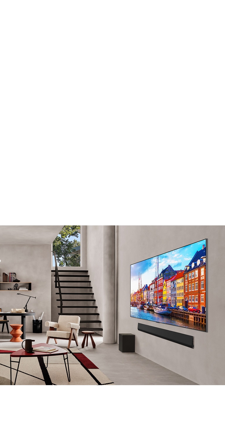 اتاق نشیمنی با یک LG TV و یک LG Soundbar که Wall Mounted هستند.
